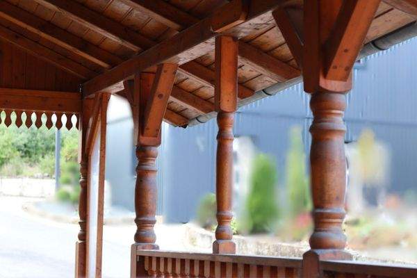 überdachte Terrasse vor dem Haupthaus aus Holz