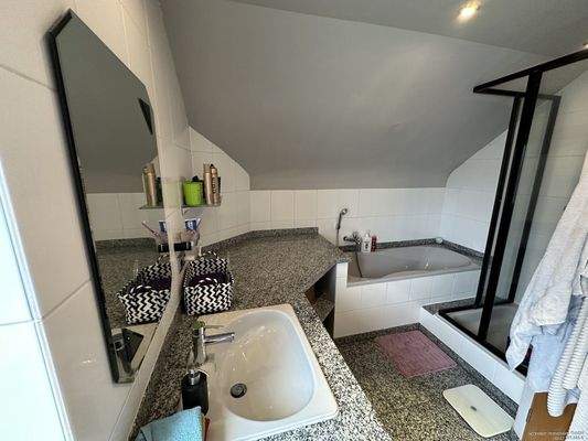 Bad mit Dusche und Wanne