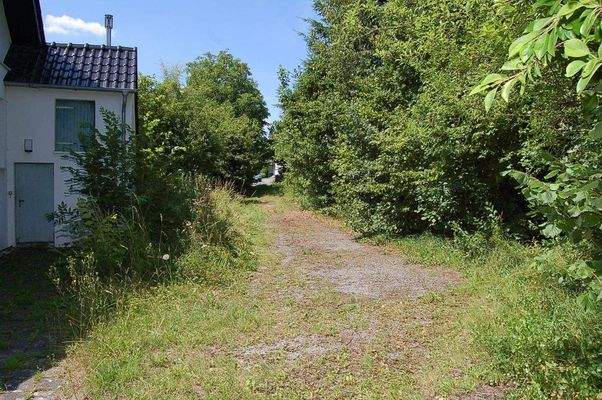 07 Garten Zufahrt.JPG