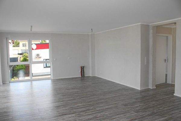 Wohnzimmer mit offener Küche