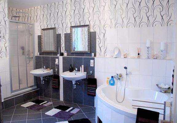 OG Bad mit Wanne und Dusche