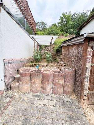 Kleiner Garten n. der Garage