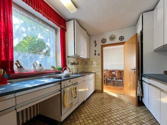 Funktionale Küche mit Zugang vom Flur sowie ins Esszimmer