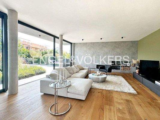 Wohnbereich mit Kamin und Einbauschränken