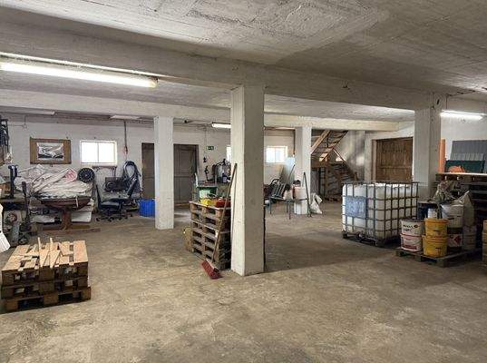 Lagerbereich zwischen Büro und Silo