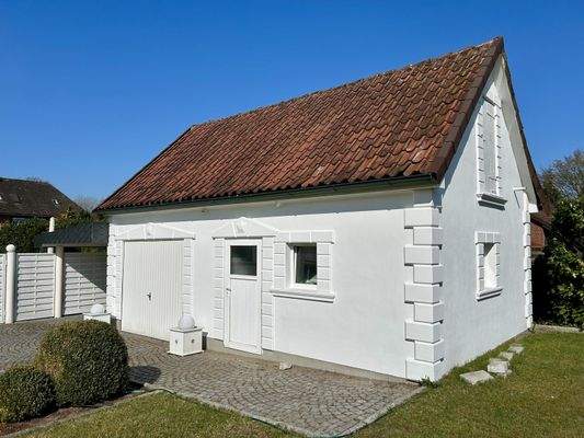 Nebengebäude (Garage mit Geräteraum) - links Carport