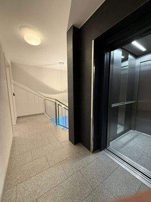 Treppenhaus / Aufzug