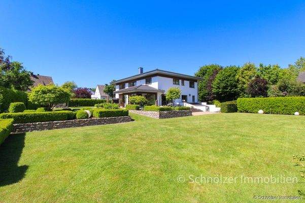 großflächiges Gartenparadies mit Beleuchtungskonze