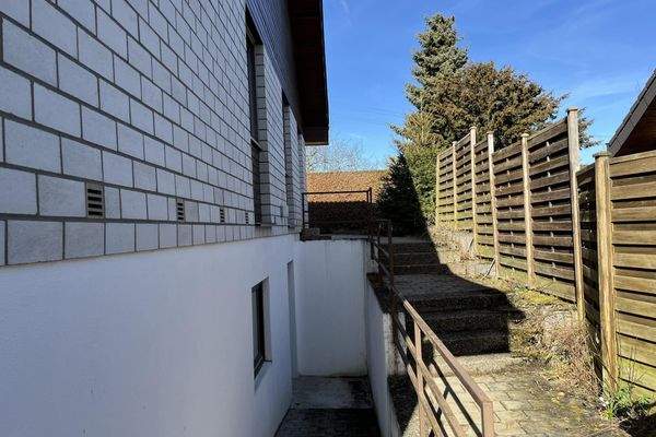 Treppe zum Hauseingang/Kellerabgang