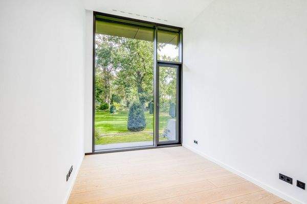 Helles Schlafzimmer mit Parkblick