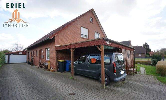 Front mit Carport