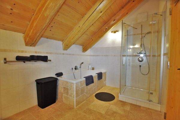 Badezimmer im Obergeschoss