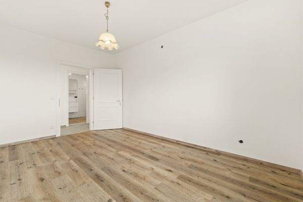 Schöne, sanierte 3 Zimmer Wohnung (Penthouse) 95,00m² mit Westloggia in Waidmannsdorf - Lodengasse