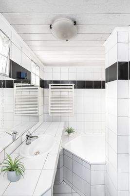 Badezimmer mit Fenster und Badewanne - EG