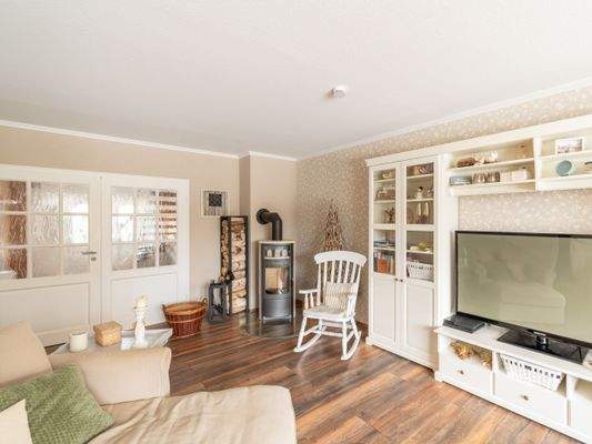 Wohnzimmer mit Blick auf den Kamin 