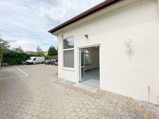 Eingangstüre in Blickrichtung Parkplätze