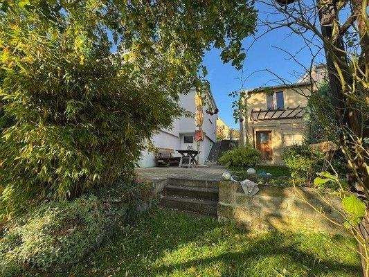 Garten mit viele Grün, Garage mit AR im UG