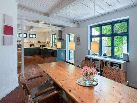 Große Küche mit Essplatz und Zugang zur Terrasse