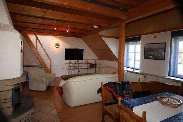 Wohn-Esszimmer mit Treppe zur Galerie