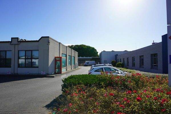 Seitenansicht und Anlieferung 