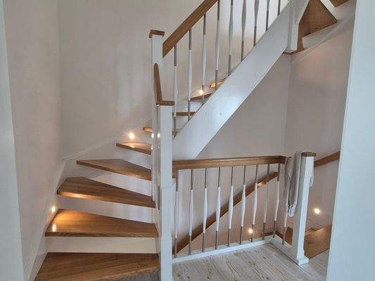 26 offene Holztreppe zum Dachgeschoß - 2K JPEG.jpg