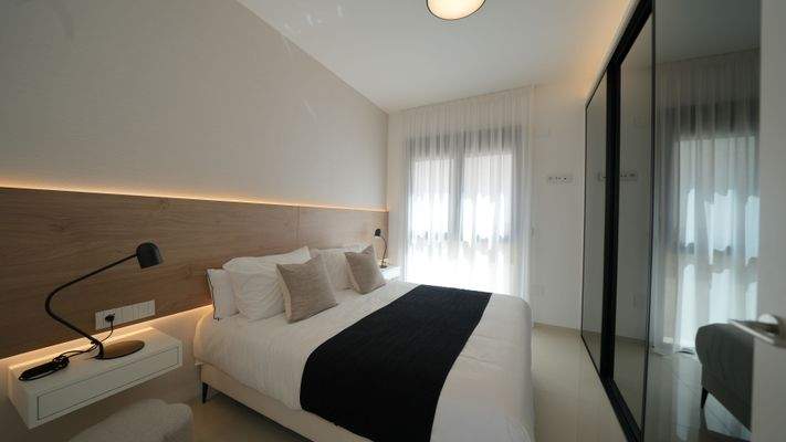 Schlafzimmer mit Einbauschränken