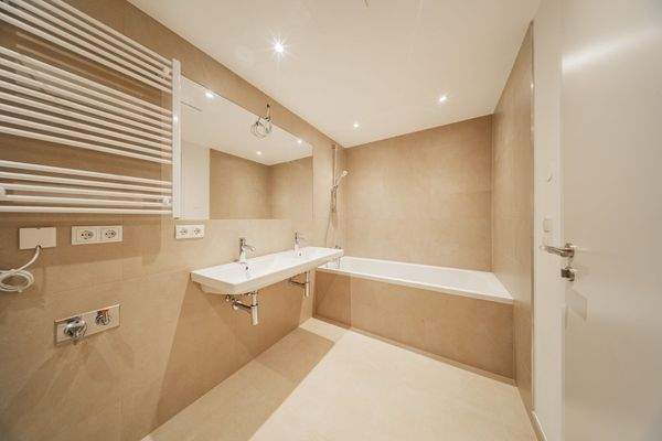 Bad mit Dusche und Wanne