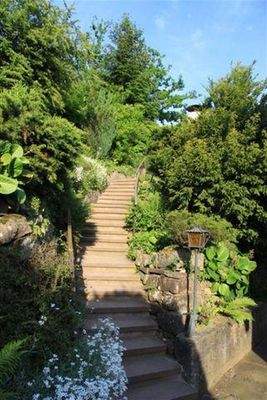 Aufgang vom Haus zur Straße