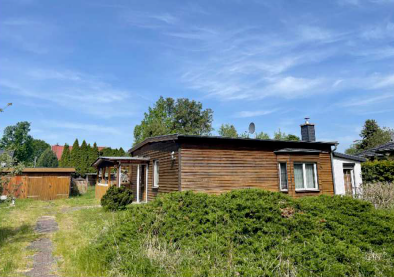 schönes Baugrundstück mit kleinem Holzhaus