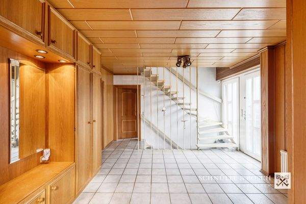 Über das Treppenhaus ins Dachgeschoss