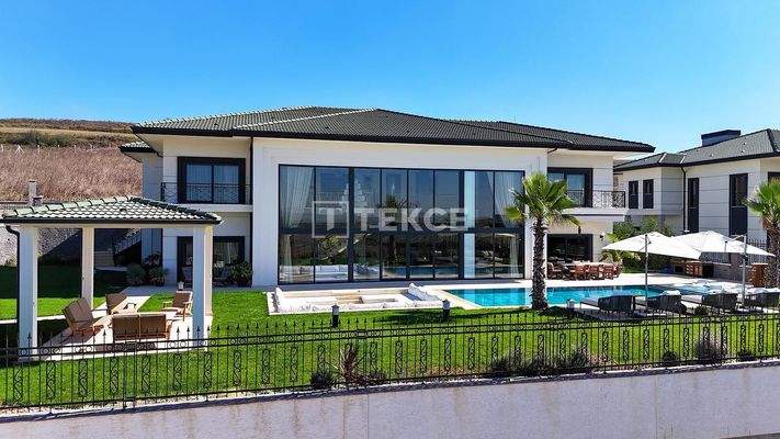 Villas with Private Swimming Pools in a Complex in İstanbul