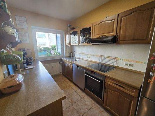 Küche mit Einbauküche