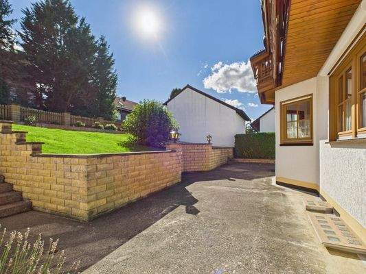 Großzügige Hoffläche, einladend gestaltet mit viel Raum für Leben im Freien