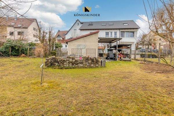 Rückansicht mit Gartengrundstück und Bachlauf