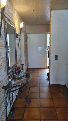 Flur mit Blick zur Eingangstür