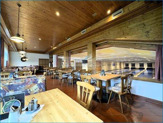 Galerie mit Blick zur Kegelbahn