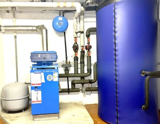 Heizungsraum mit Warmwasserspeicher