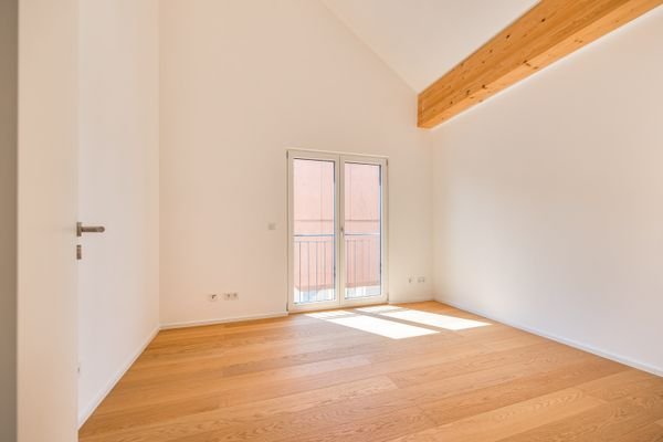 Helles Schlafzimmer mit charmanten Holzbalken
