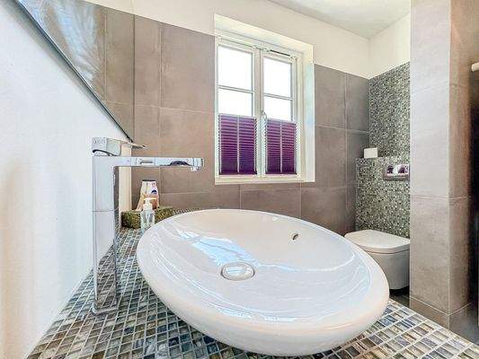 Und Dusche sowie Aufsatzwaschbecken