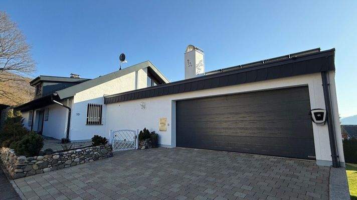 Doppelgarage und Haus