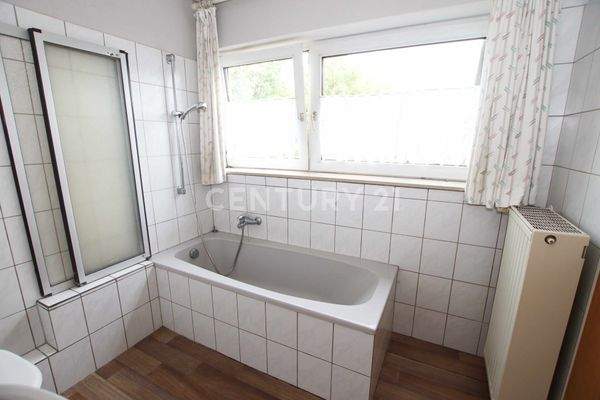 Badezimmer mit Wanne OG