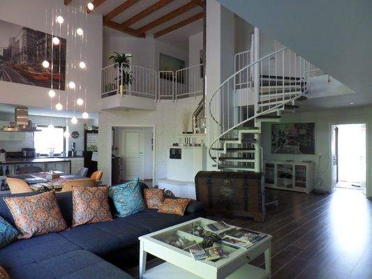 Wohnzimmer mit Wendeltreppe