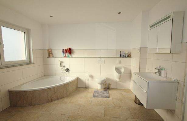 Hauptbadezimmer mit Dusche und Badewanne