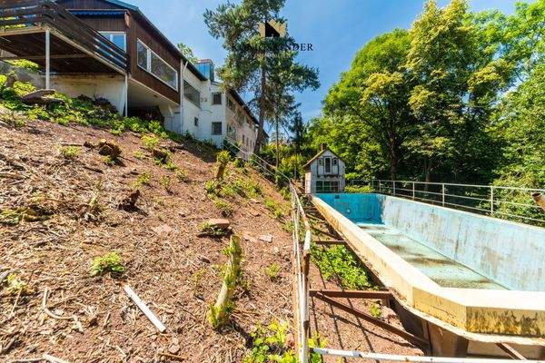 Haus, Poolhaus und Schwimmingpool