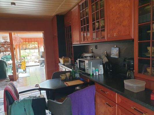 Küche mit Blick ins Wohnzimmer.jpg