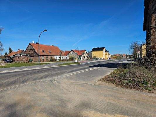 Gegenüberliegende Straße mit Bushaltestelle(0)