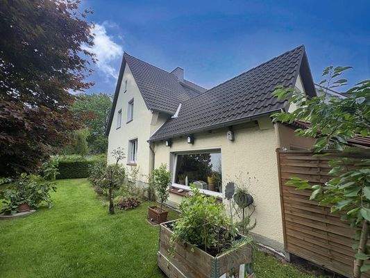 Seitenansicht mit Garten