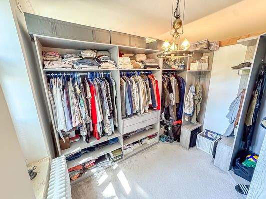 Mit begehbarem Kleiderschrank