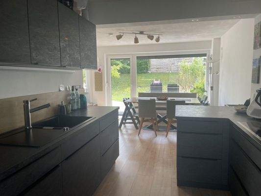 Blick aus der Küche ins Grüne