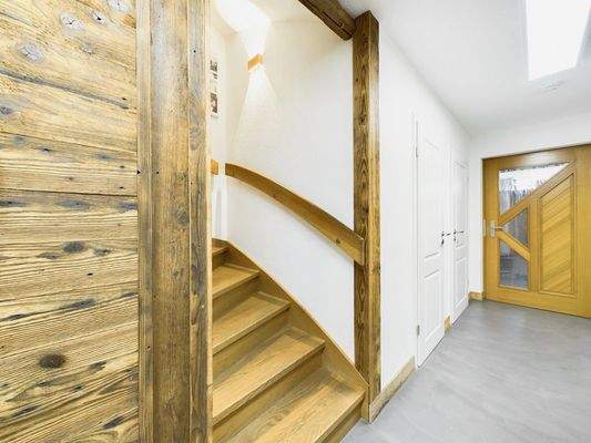 Flur / Treppe ins Obegeschoss